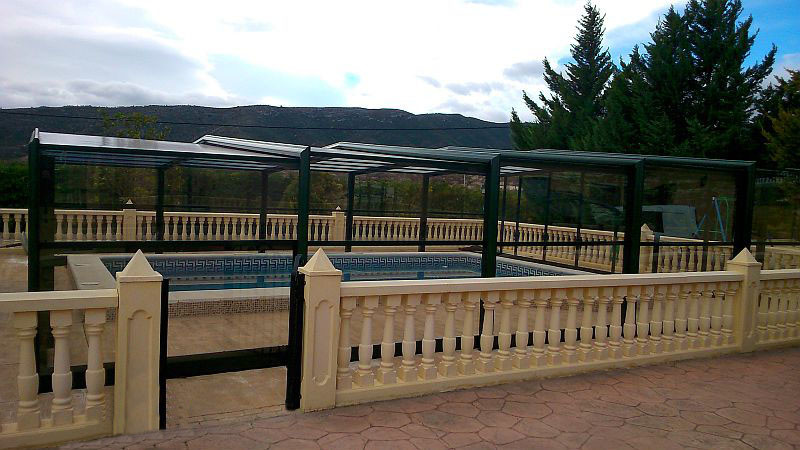 Foto de casa de la piscina y piscina elevada mediterránea grande rectangular en patio delantero con adoquines de ladrillo