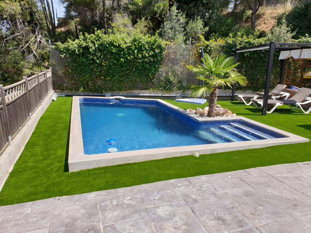 Idée de décoration pour une grande piscine méditerranéenne avec une cour.