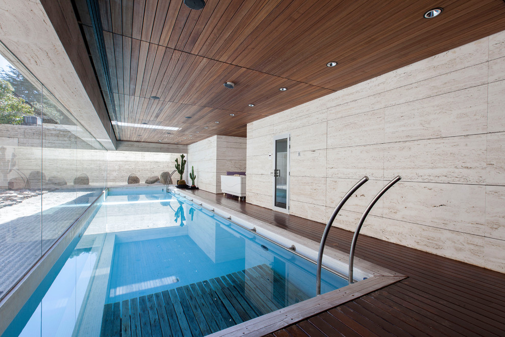 Ejemplo de piscina contemporánea interior y rectangular con entablado