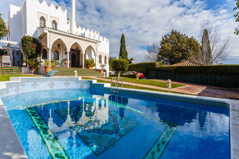 Foto de piscina mediterránea a medida en patio delantero