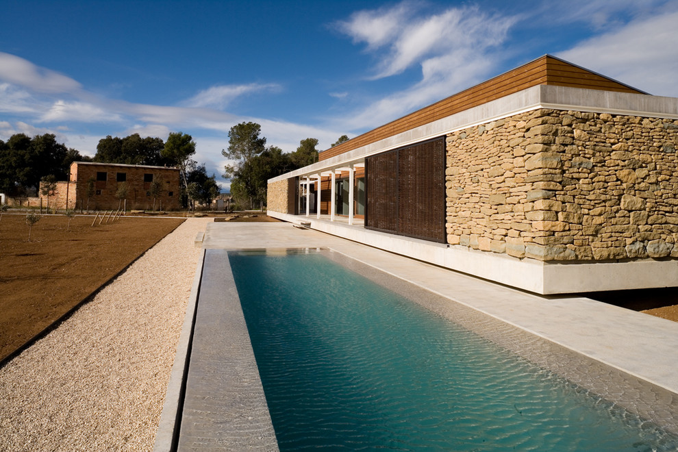 Foto de casa de la piscina y piscina alargada rural de tamaño medio rectangular en patio delantero con gravilla