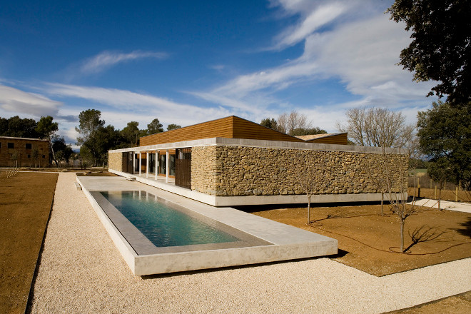 Example of a mid-sized mountain style front yard gravel and rectangular lap pool house design in Barcelona
