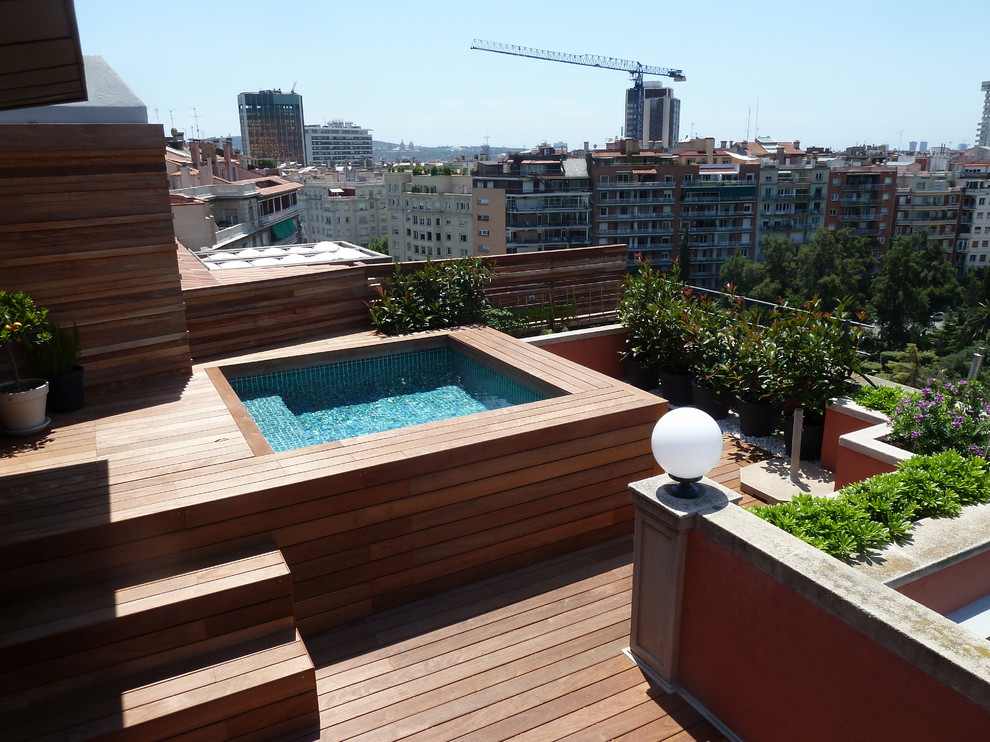 Стильный дизайн: маленький наземный бассейн произвольной формы на крыше в современном стиле с настилом для на участке и в саду - последний тренд