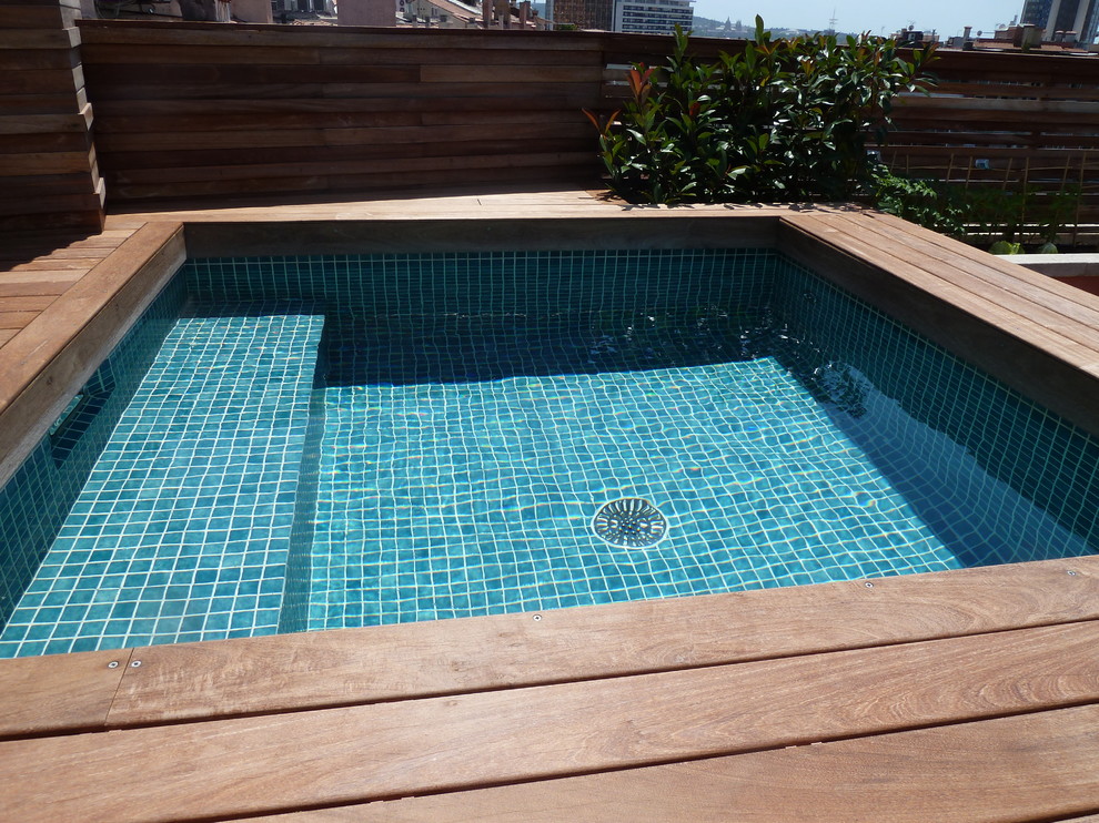 Источник вдохновения для домашнего уюта: маленький наземный бассейн произвольной формы на крыше в современном стиле с настилом для на участке и в саду