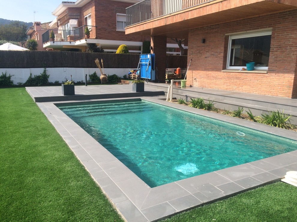 Imagen de casa de la piscina y piscina alargada clásica renovada de tamaño medio rectangular en patio trasero