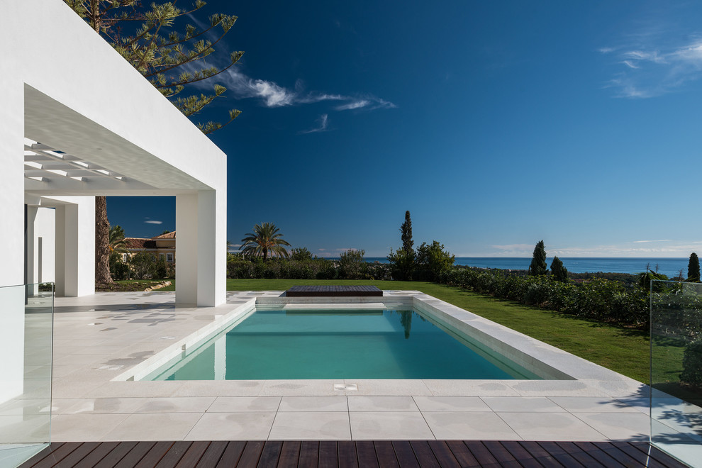 Diseño de casa de la piscina y piscina alargada contemporánea de tamaño medio rectangular en patio trasero