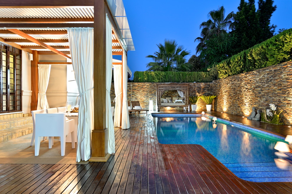 Mittelgroßer Moderner Pool hinter dem Haus in individueller Form mit Dielen in Malaga