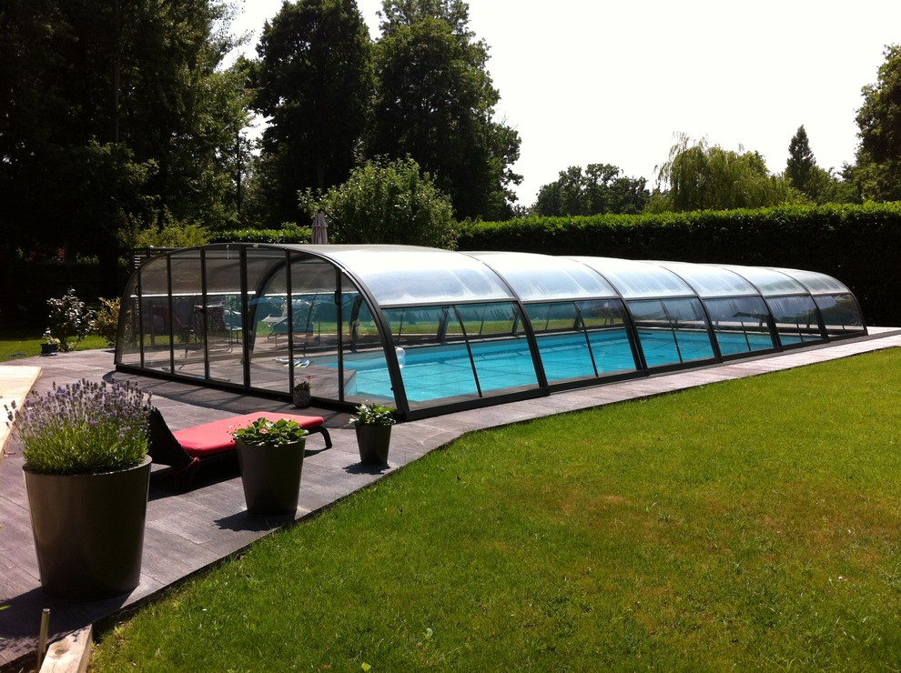 Diseño de casa de la piscina y piscina alargada clásica renovada de tamaño medio rectangular en patio
