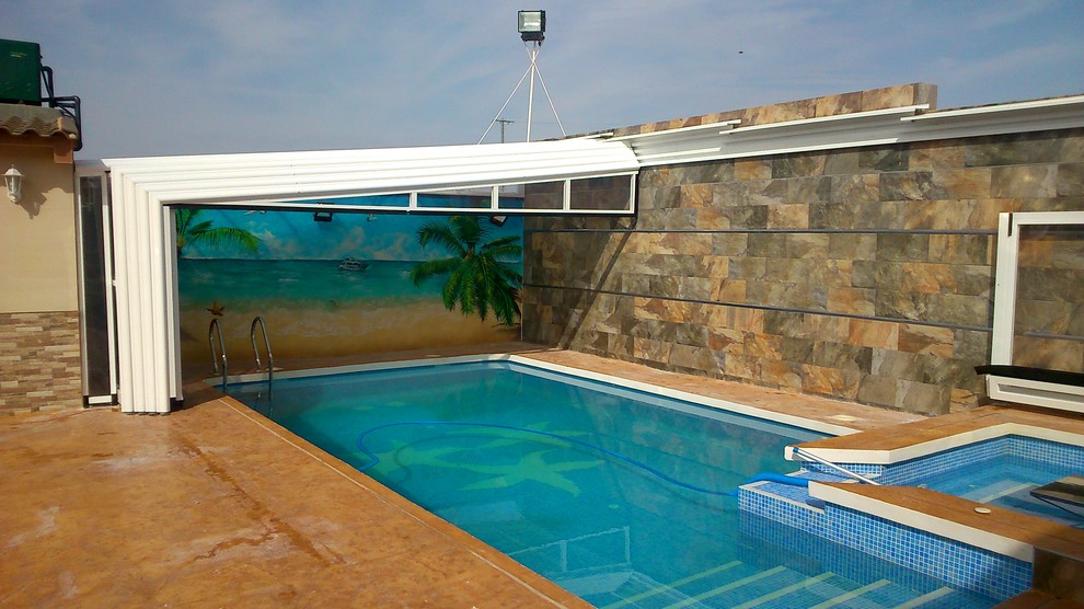 Idée de décoration pour un Abris de piscine et pool houses avant méditerranéen de taille moyenne et rectangle avec du carrelage.