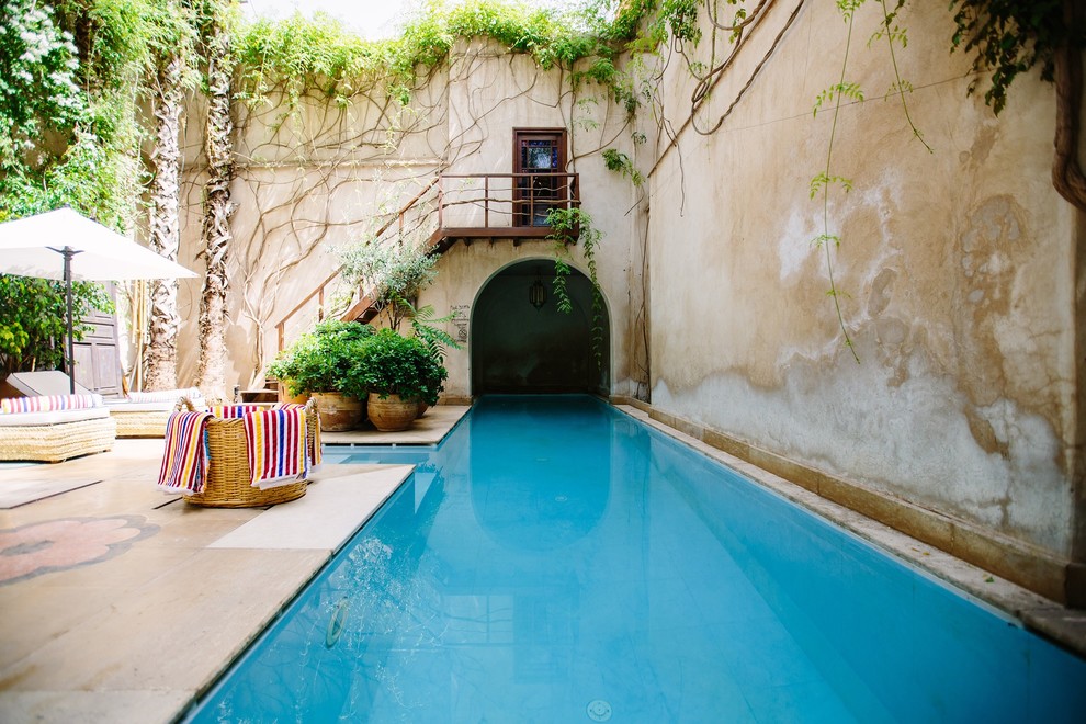 Ispirazione per una piscina mediterranea personalizzata dietro casa