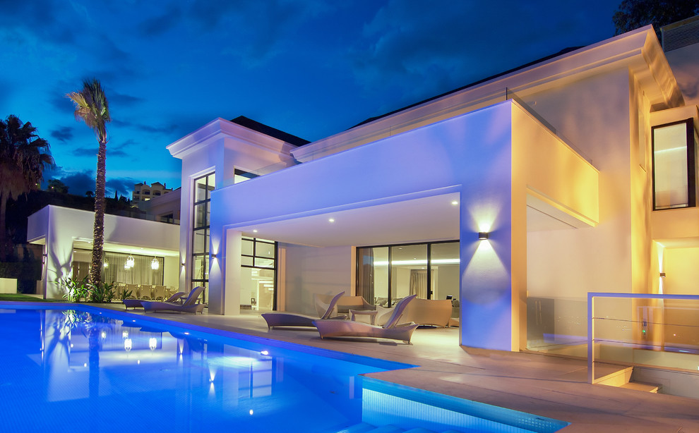 Ejemplo de casa de la piscina y piscina alargada contemporánea grande rectangular en patio delantero