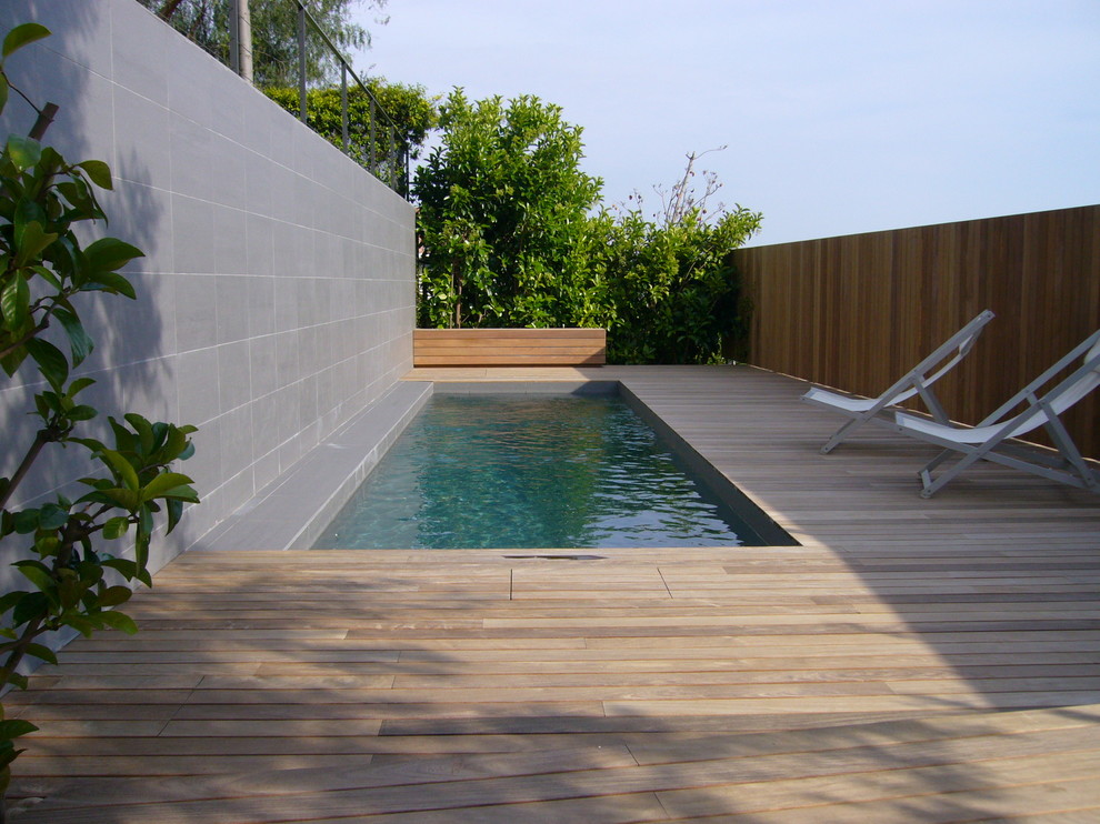 Pool - mid-sized contemporary courtyard rectangular lap pool idea in Barcelona