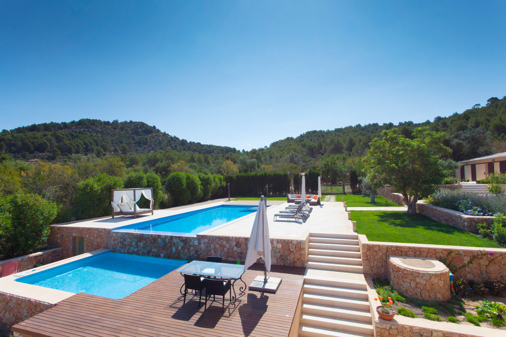 Foto de casa de la piscina y piscina alargada mediterránea de tamaño medio rectangular en patio delantero