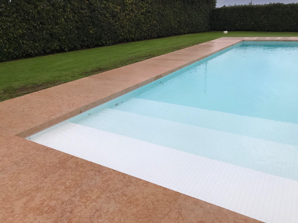 Ejemplo de piscina marinera grande rectangular en patio