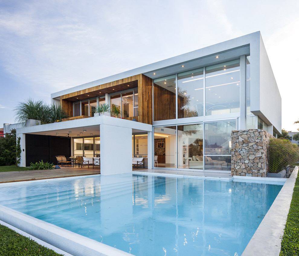 Modelo de piscina alargada minimalista extra grande rectangular en patio trasero
