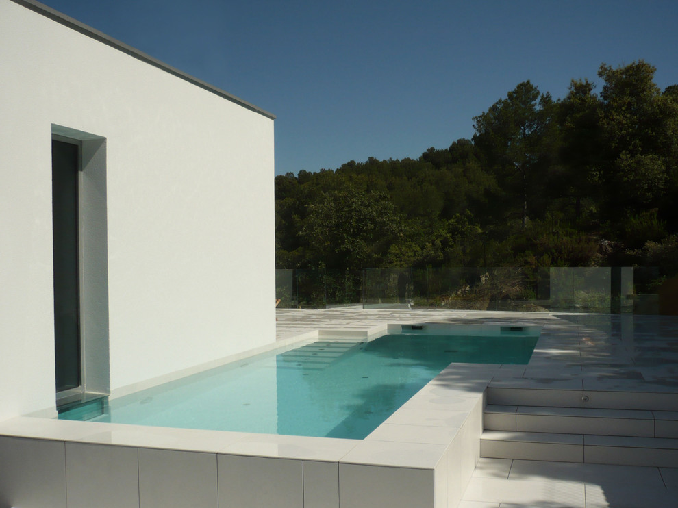 Inspiration pour un Abris de piscine et pool houses latéral minimaliste de taille moyenne et sur mesure avec du carrelage.