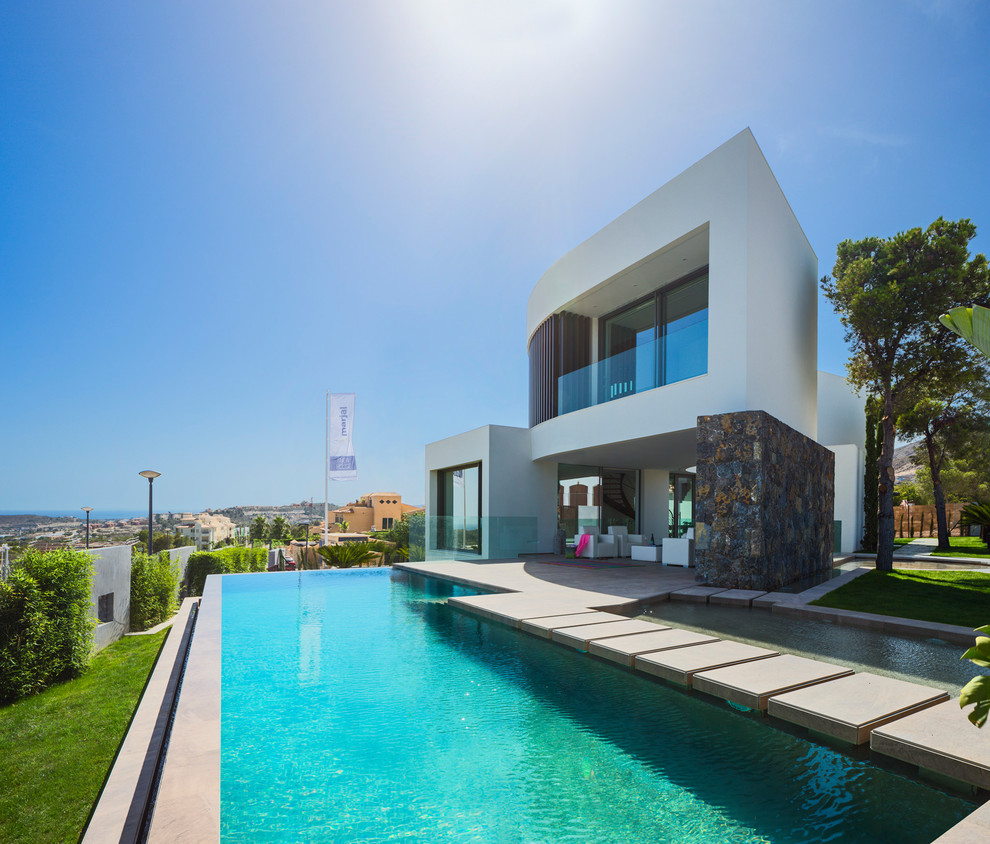 Foto de casa de la piscina y piscina actual grande rectangular en patio lateral