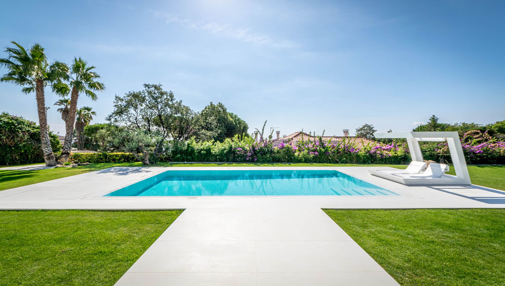 Inspiration pour une grande piscine avant design rectangle avec des solutions pour vis-à-vis.