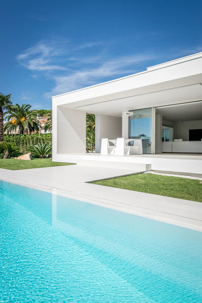 Ejemplo de casa de la piscina y piscina alargada contemporánea de tamaño medio rectangular en patio delantero