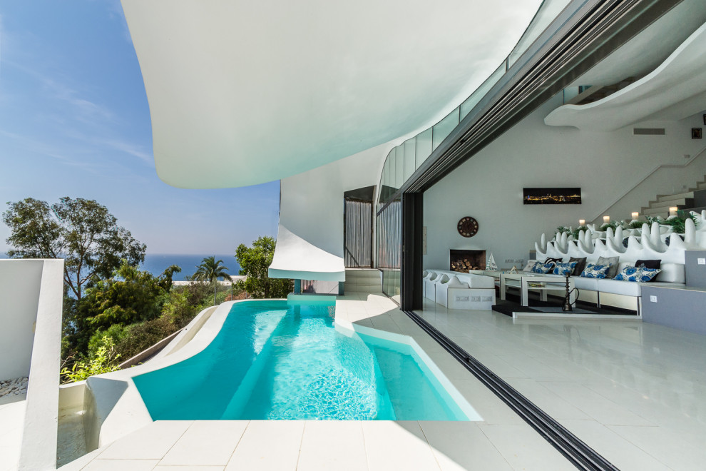 Ispirazione per una piscina design personalizzata di medie dimensioni e davanti casa con piastrelle