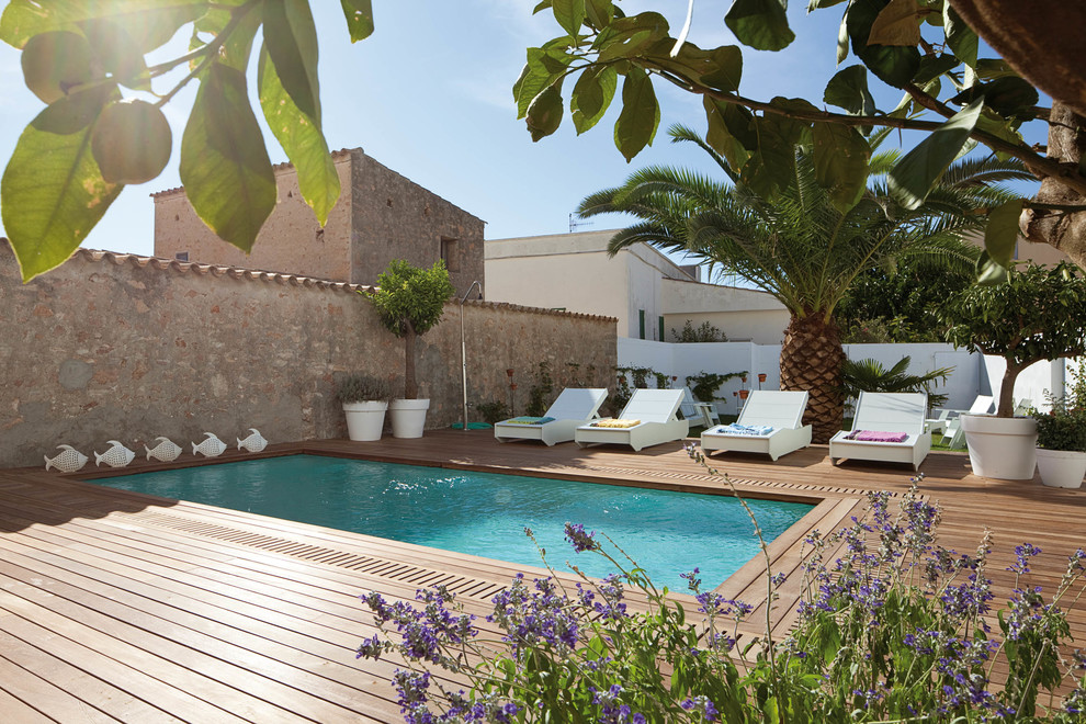 Foto de casa de la piscina y piscina alargada mediterránea de tamaño medio rectangular con entablado