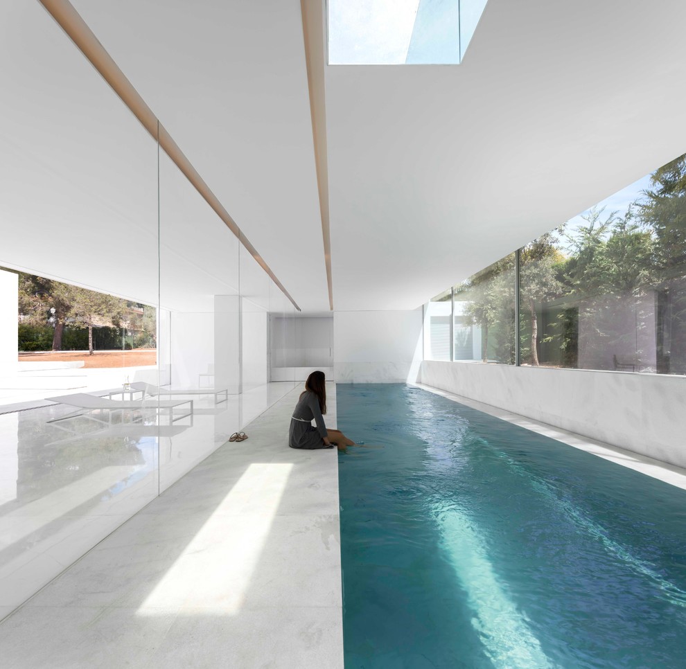 Ejemplo de casa de la piscina y piscina mediterránea de tamaño medio rectangular y interior