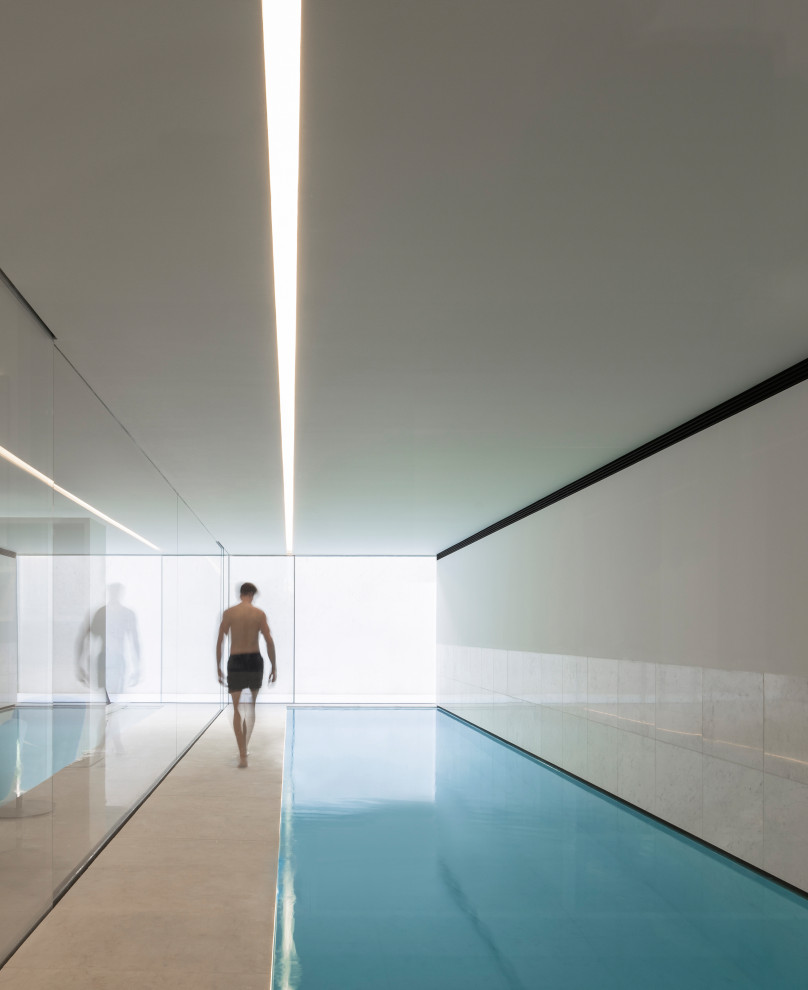 Réalisation d'une piscine minimaliste rectangle.