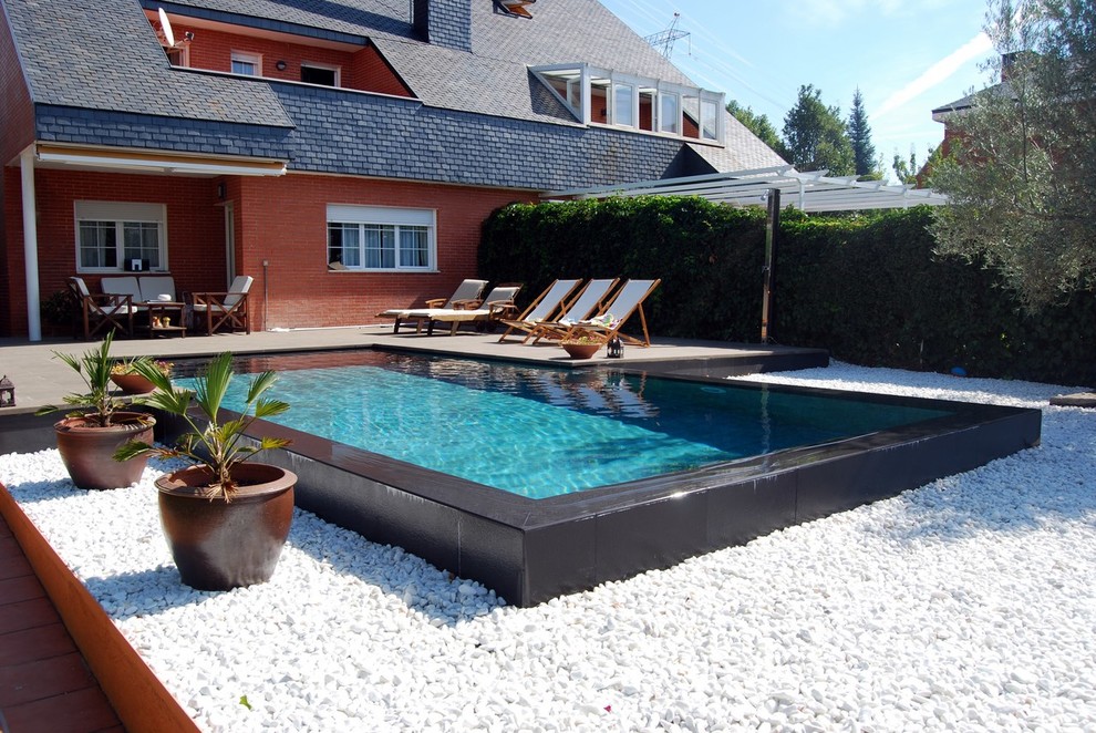 Идея дизайна: спортивный, прямоугольный бассейн среднего размера на переднем дворе в современном стиле с домиком у бассейна