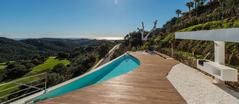 Diseño de casa de la piscina y piscina infinita contemporánea de tamaño medio a medida en azotea con entablado