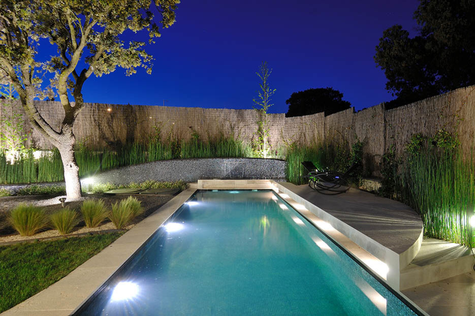 Foto de casa de la piscina y piscina alargada contemporánea de tamaño medio rectangular