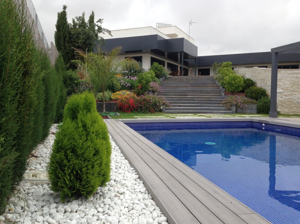 Ispirazione per una piscina monocorsia design rettangolare di medie dimensioni e davanti casa con una dépendance a bordo piscina