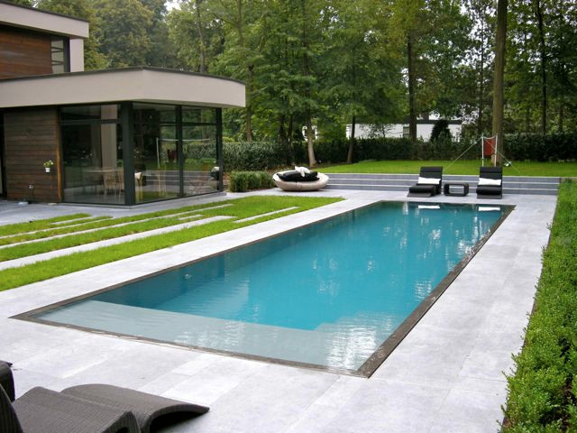 Foto de piscina alargada actual grande rectangular