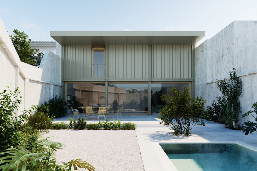 Foto di una grande piscina monocorsia design rettangolare dietro casa con una dépendance a bordo piscina e piastrelle