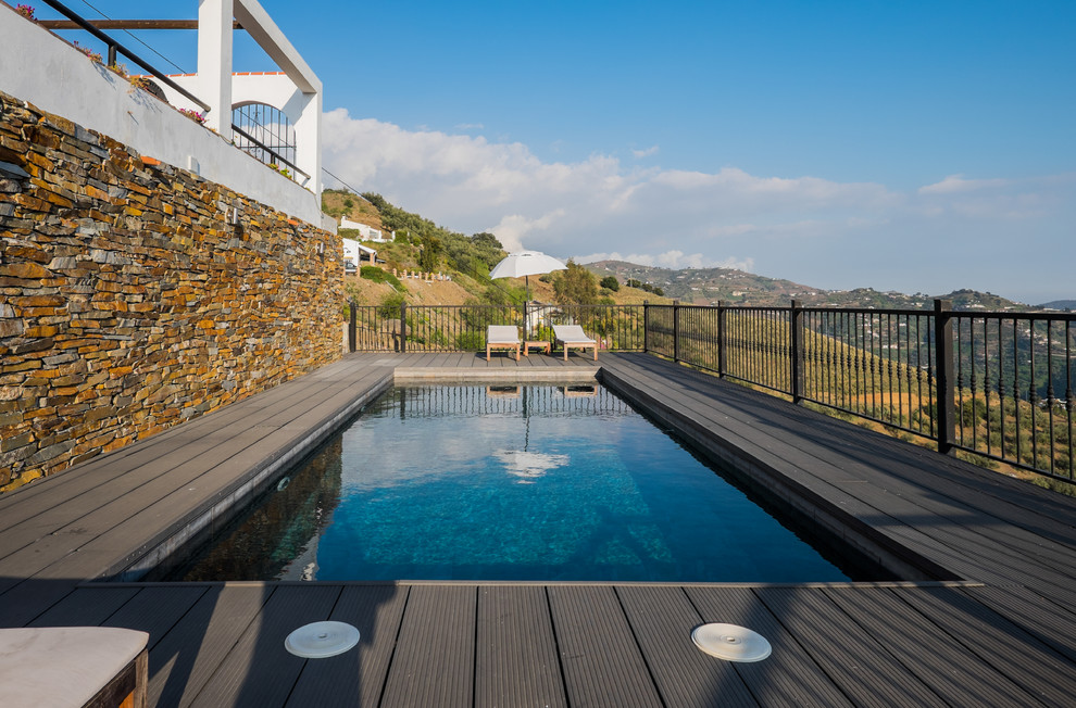 Großes Mediterranes Sportbecken hinter dem Haus in rechteckiger Form mit Dielen in Malaga