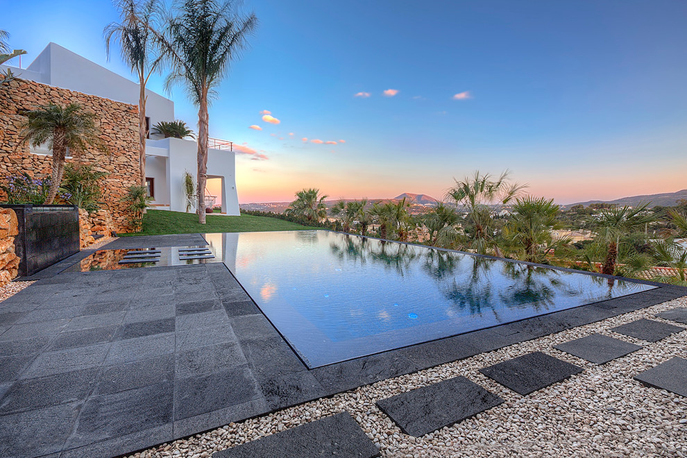 Foto de casa de la piscina y piscina infinita mediterránea grande rectangular en patio trasero