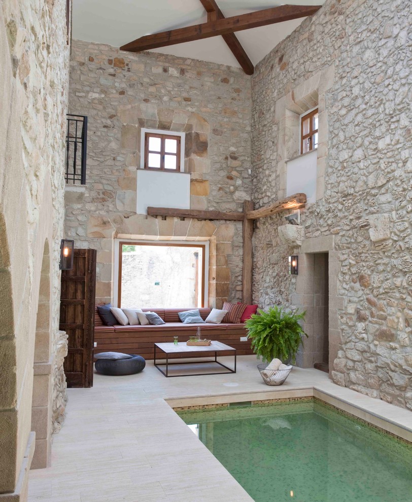 Идея дизайна: маленький прямоугольный бассейн в доме в средиземноморском стиле с фонтаном для на участке и в саду
