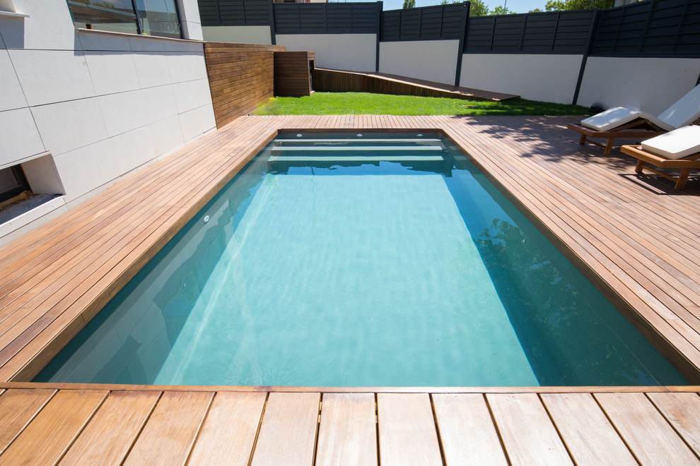 Example of a large minimalist rectangular infinity pool design in Madrid