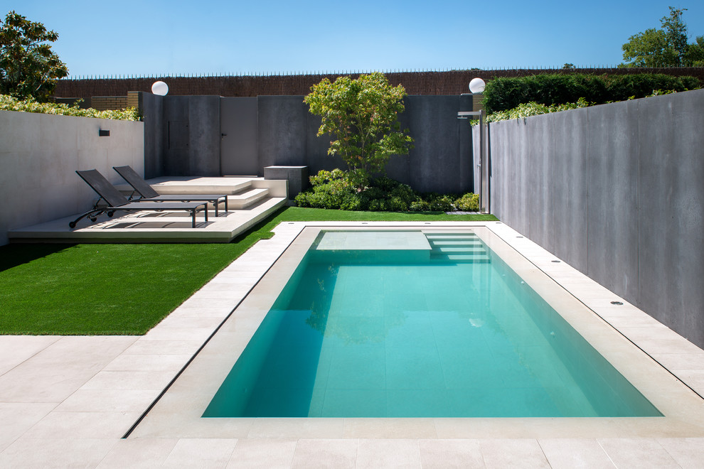 Ejemplo de casa de la piscina y piscina alargada actual pequeña rectangular con suelo de baldosas