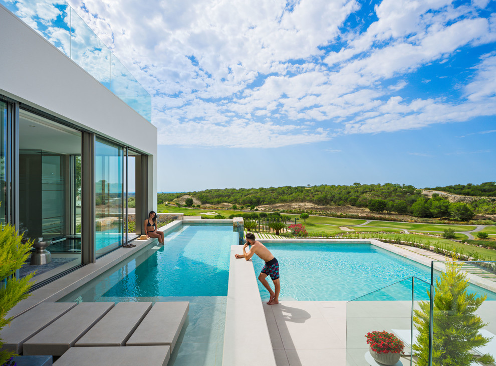 Großer Mediterraner Pool neben dem Haus in rechteckiger Form in Sonstige