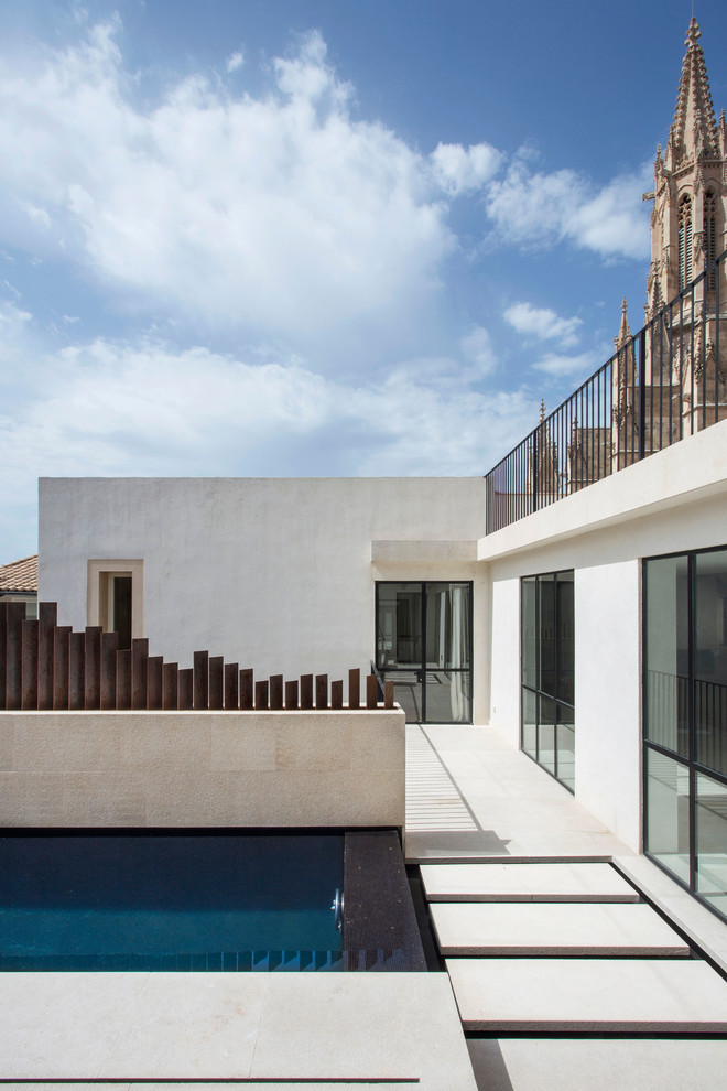 Moderner Pool auf dem Dach in rechteckiger Form in Palma de Mallorca