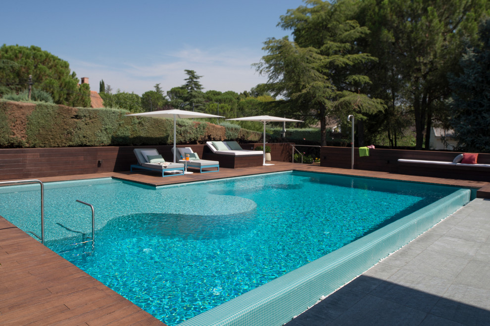 Mittelgroßer Moderner Pool in individueller Form mit Dielen in Madrid