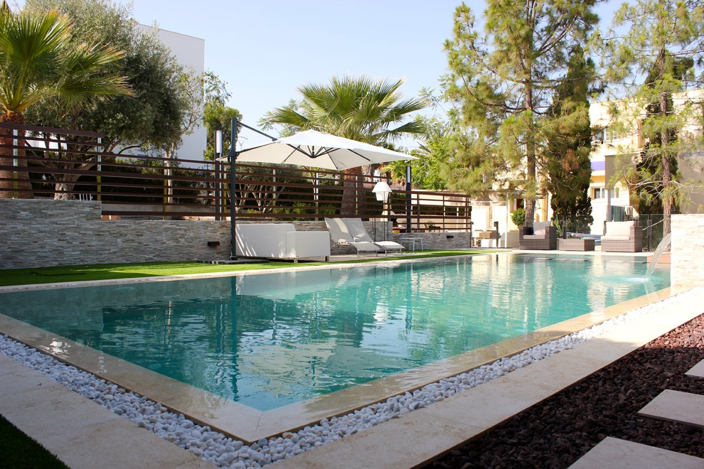 Свежая идея для дизайна: бассейн среднего размера, произвольной формы на заднем дворе в стиле модернизм с фонтаном - отличное фото интерьера