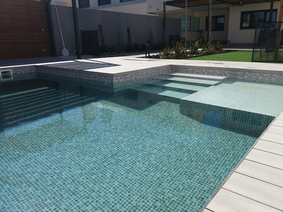 Idee per una piscina fuori terra contemporanea rettangolare di medie dimensioni e davanti casa con piastrelle