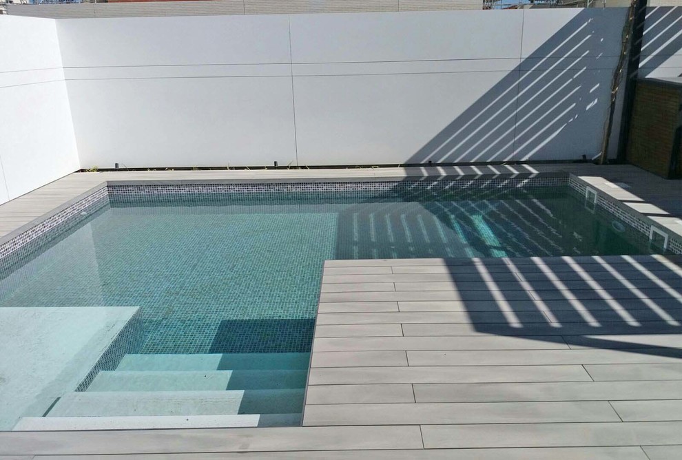 Идея дизайна: наземный, прямоугольный бассейн среднего размера на переднем дворе в современном стиле с покрытием из плитки