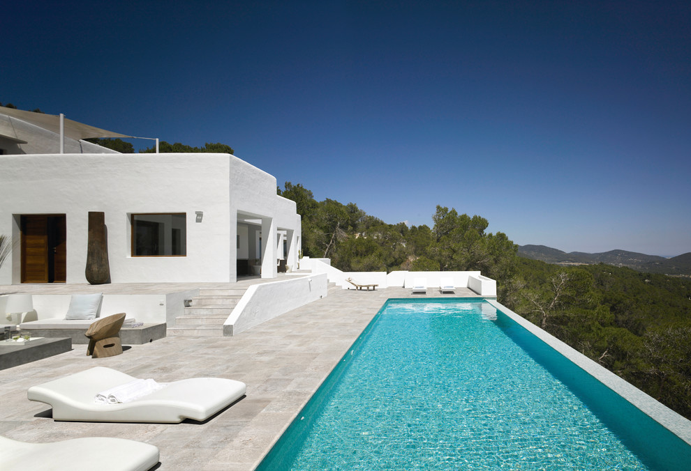 Источник вдохновения для домашнего уюта: большой спортивный, прямоугольный бассейн на заднем дворе в средиземноморском стиле