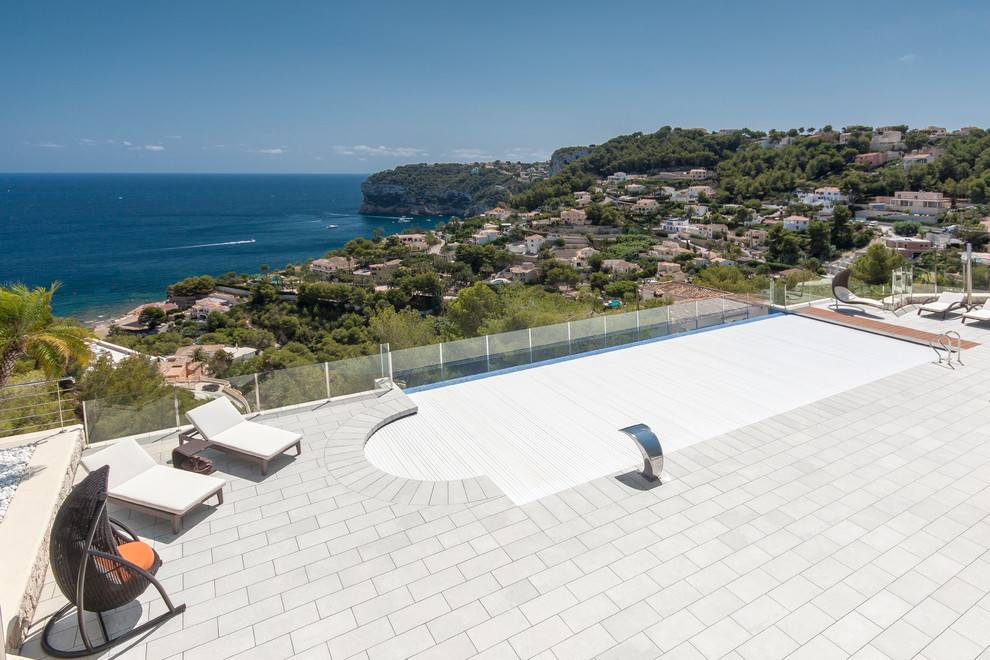 Modelo de piscina alargada mediterránea grande rectangular en azotea