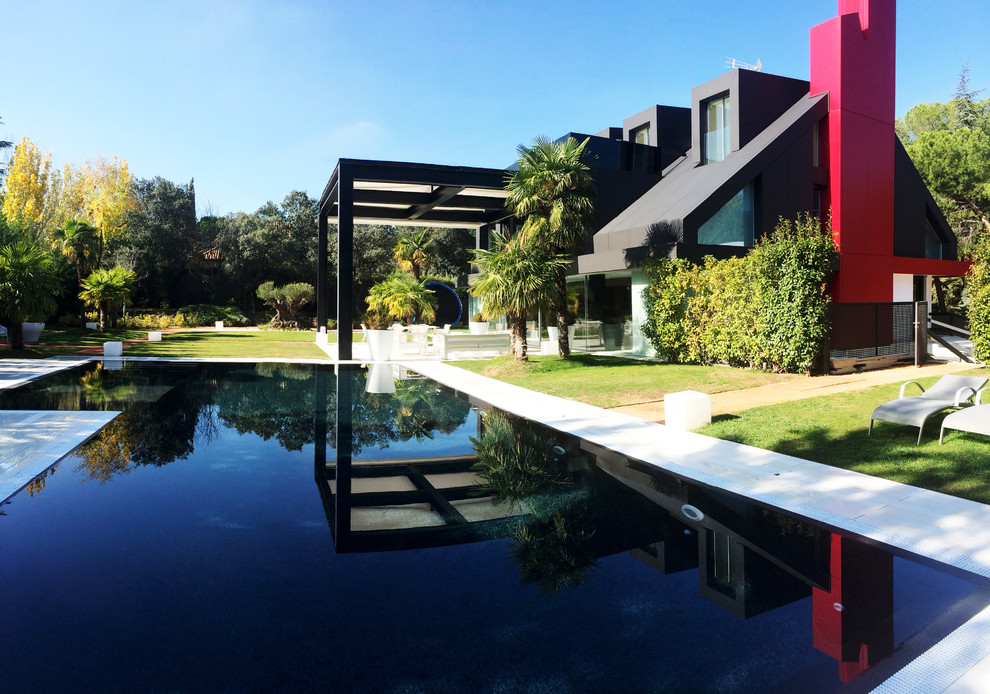 Foto de casa de la piscina y piscina infinita moderna grande en forma de L