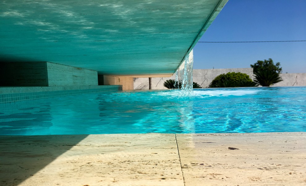 На фото: бассейн в современном стиле с