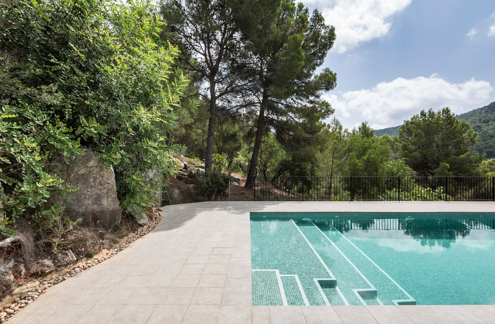 Ejemplo de piscina elevada mediterránea de tamaño medio rectangular
