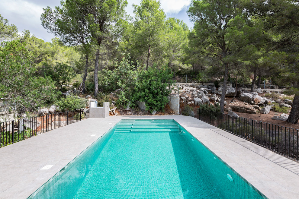 Imagen de piscina mediterránea de tamaño medio rectangular
